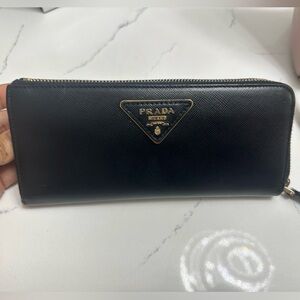 Prada wallet black